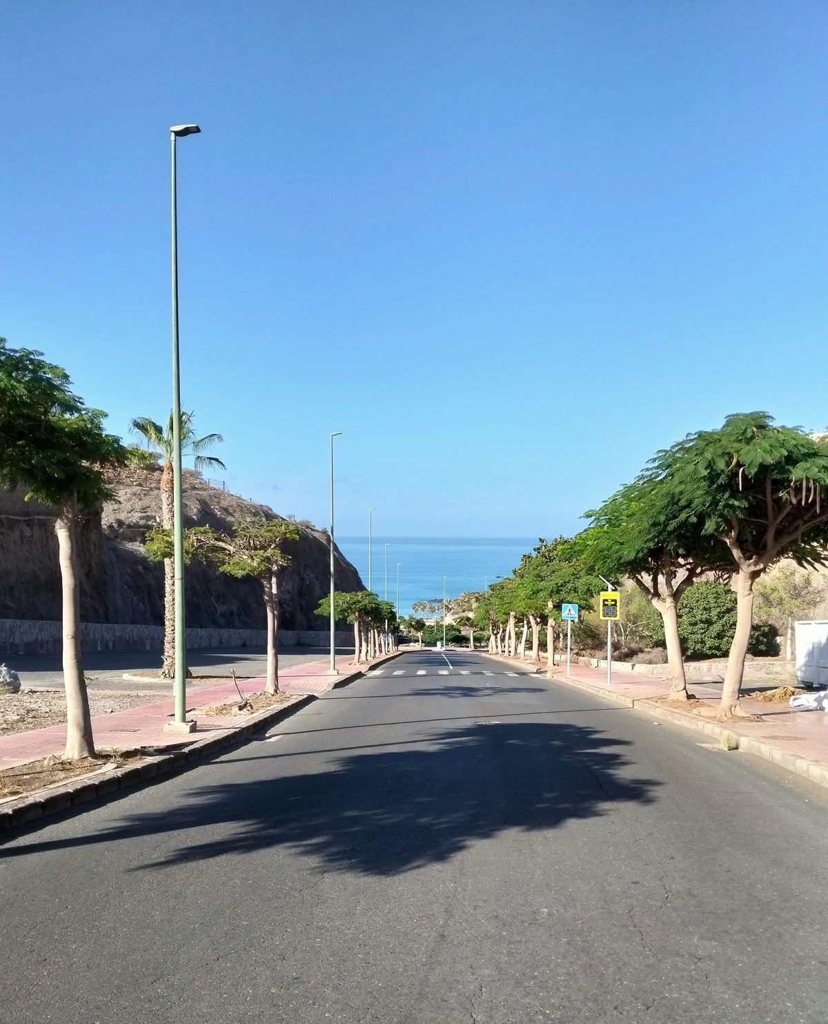 Playa de Amadores y acantilado desde el camino de acceso a La Granada GRX en Gran Canaria